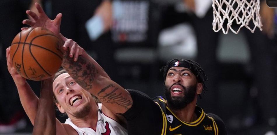 El alero de los Miami Heat Kelly Olynyk (9) y el alero de Los Angeles Lakers Anthony Davis (3) compiten por el control de un rebote durante la segunda mitad del Juego 2 de las Finales de la NBA, este viernes .