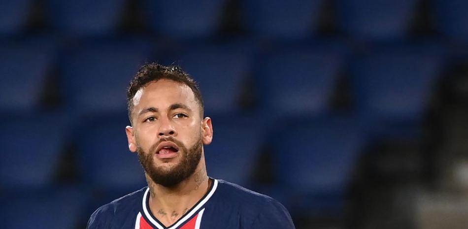 El astro brasileño del PSG Neymar reacciona luego de anotar uno de los dos goles que tuvo en la goleada de ayer 6-1 sobre el Angers. AFP