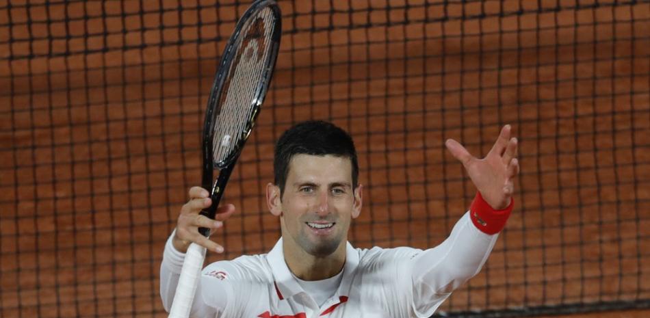 El serbio Novak Djokovic celebra ganar su partido de la tercera ronda del torneo Abierto de Francia contra el colombiano Daniel Elahi Galan en tres sets por 6-0, 6-3, 6-3, en el estadio de Roland Garros en París, Francia, este sábado.