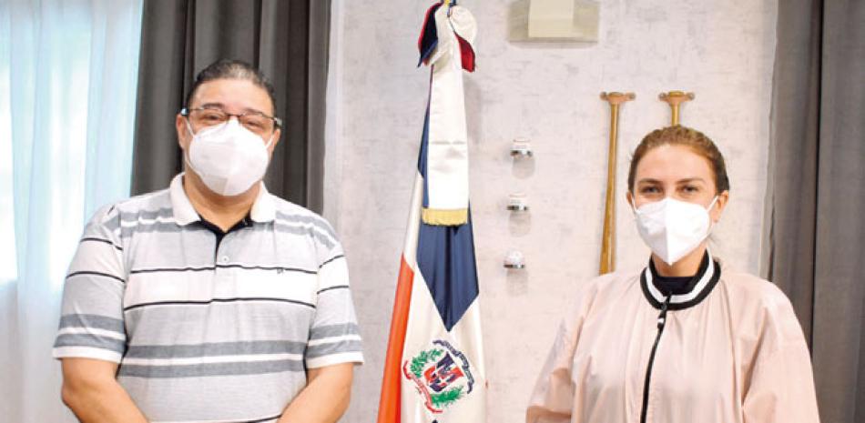 La alcaldesa del Distritto Nacional Carolina Mejía y el ministro de Deportes luego de formalizar el acuerdo.