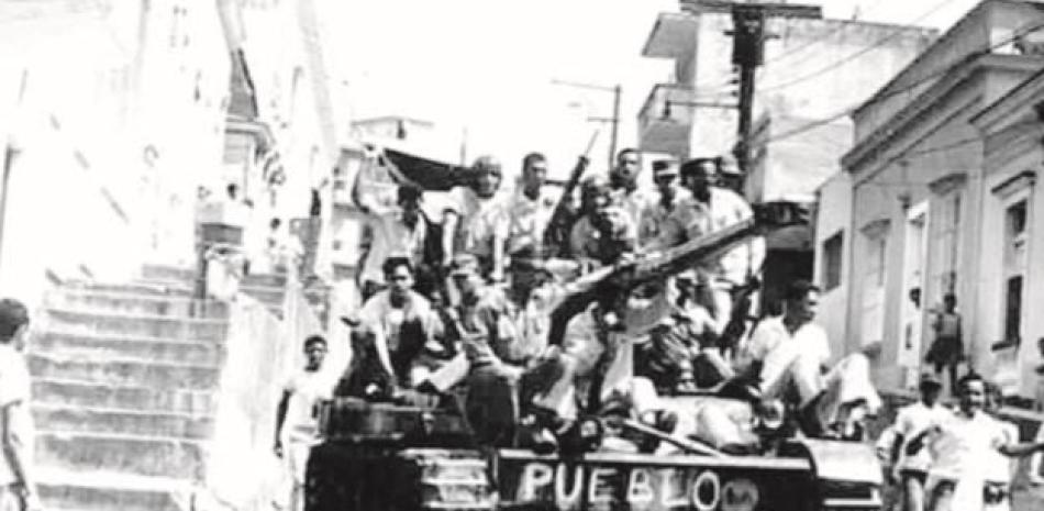 Constitucionalistas a bordo de un tanque avanzan durante la Guerra de Abril de 1965.