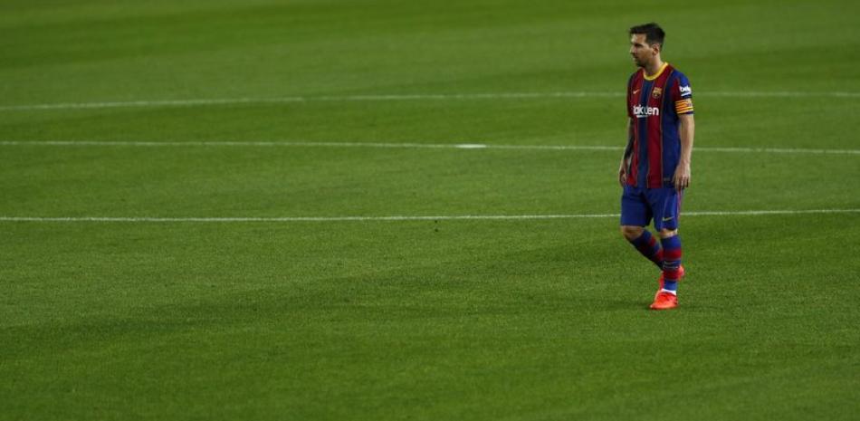 El delantero argentino Lionel Messi camina durante el partido contra Sevilla por La Liga de España, el domingo .