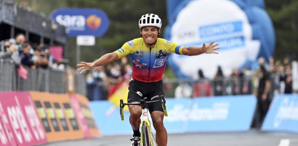 El ecuatoriano Jonathan Caicedo celebra tras ganar la tercera etapa del Giro de Italia en Etna, este lunes.