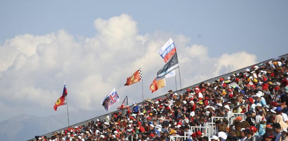 Espectadores en las gradas durante el Gran Premio de Fórmua Uno de Rusia en el circuito de Sochi, el domingo 27 de septiembre de 2020.
