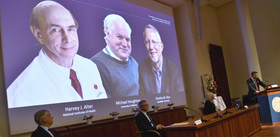 Thomas Perlmann, en el extremo derecho, secretario de la Asamblea del Nobel, anuncia los ganadores del Nobel de Medicina en una conferencia de prensa en el Instituto Karolinska de Estocolmo, Suecia, el lunes 5 de octubre de 2020. (Claudio Bresciani/TT via AP)
