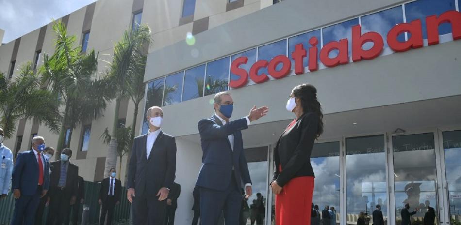 Abinader y los ejecutivos de Scotiabank durante la inauguración. Foto José Maldonado