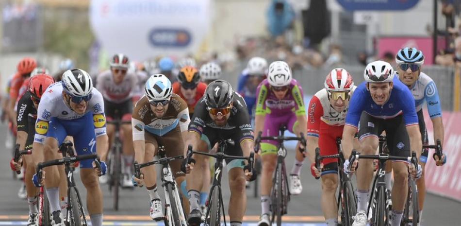 El francés Arnaud Demare (derecha) supera en el embalaje final al eslovaco Peter Sagan para ganar la cuarta etapa del Giro de Italia, el martes 6 de octubre de 2020, en Villafranca Tirrena, Sicilia.