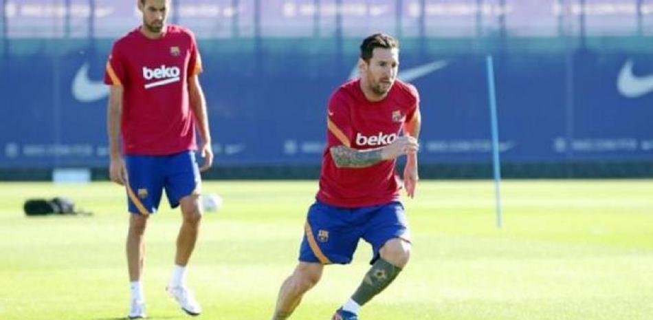 Lionel Messi y Sergio Busquets se entrenan en Barcelona.
