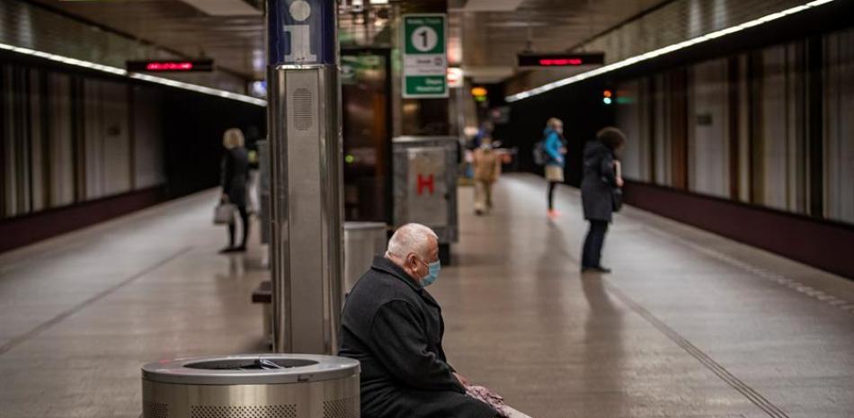 Un hombre espera la llegada del metro en Praga. EFE/EPA/MARTIN DIVISEK