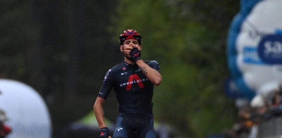 Filippo Ganna celebra tras cruzar la meta al ganar la quinta etapa del Giro de Italia, en Camigliatello Silano.