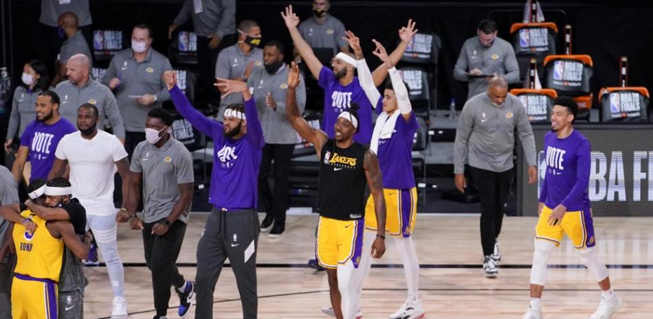 Los Angeles Lakers celebran su victoria contra Miami Heat durante la segunda mitad del Juego 4 de las Finales de la NBA el martes 6 de octubre de 2020 en Lake Buena Vista, Florida.