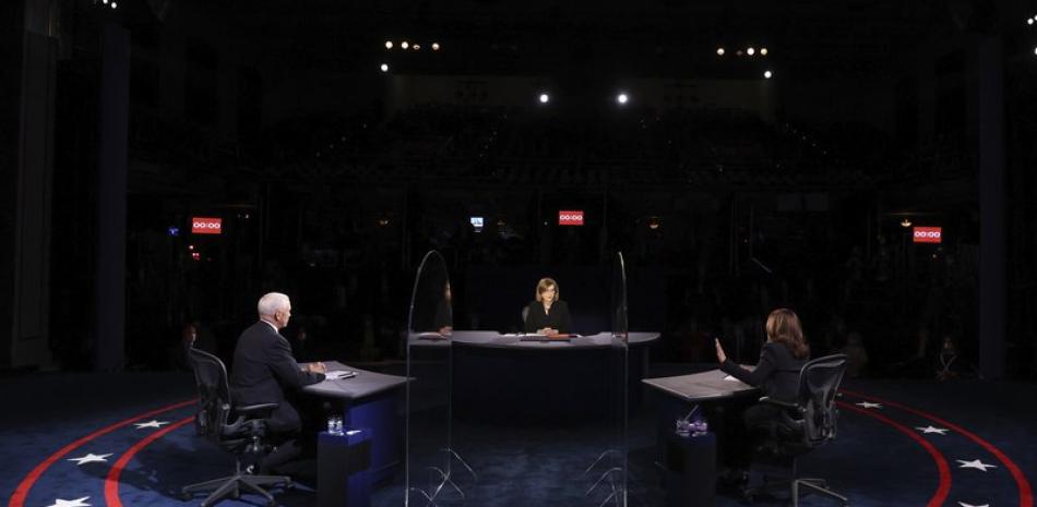 El vicepresidente Mike Pence escucha a la candidata demócrata a la vicepresidencia, la senadora Kamala Harris, durante el debate vicepresidencial del miércoles 7 de octubre de 2020 en la Sala Kingsbury de la Universidad de Utah en Salt Lake City. (Justin Sullivan/Pool via AP)