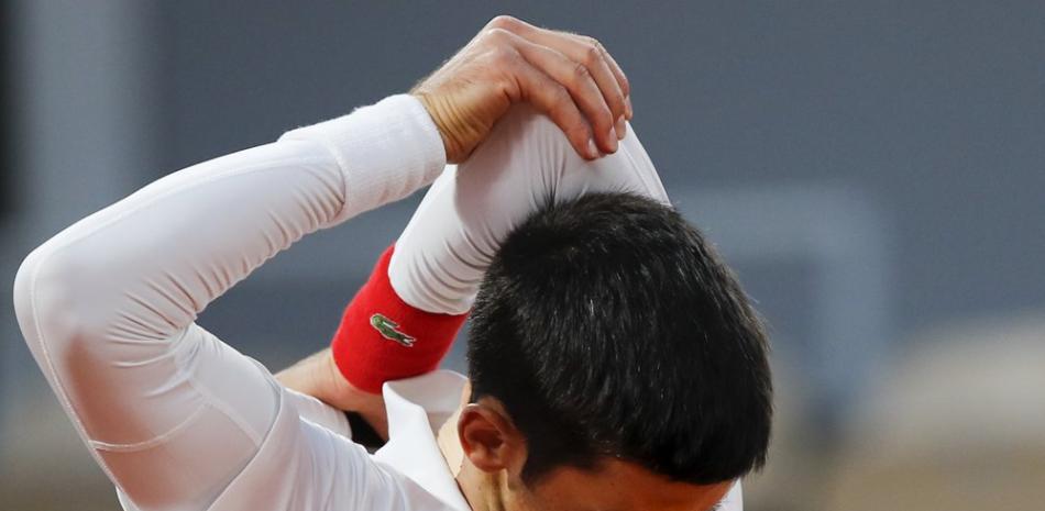 El serbio Novak Djokovic extiende su brazo izquierdo en el partido de cuartos de final del torneo de tenis Abierto de Francia contra el español Pablo Carreño Busta en el estadio Roland Garros en París, Francia.
