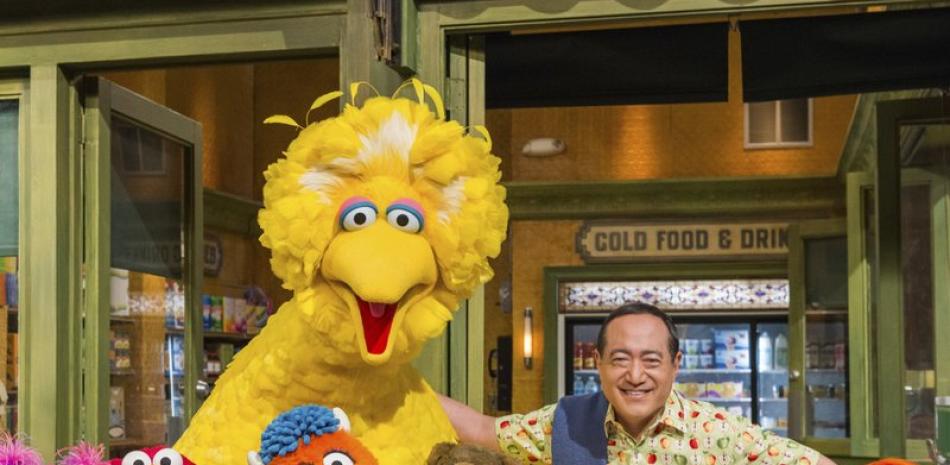 Integrantes del elenco de "Sesame Street", que siempre ha buscado la inclusión ahora, irá un poco más adelante al abordar el racismo y enseñarle a los niños a rechazarlo. (Sesame Workshop/HBO via AP