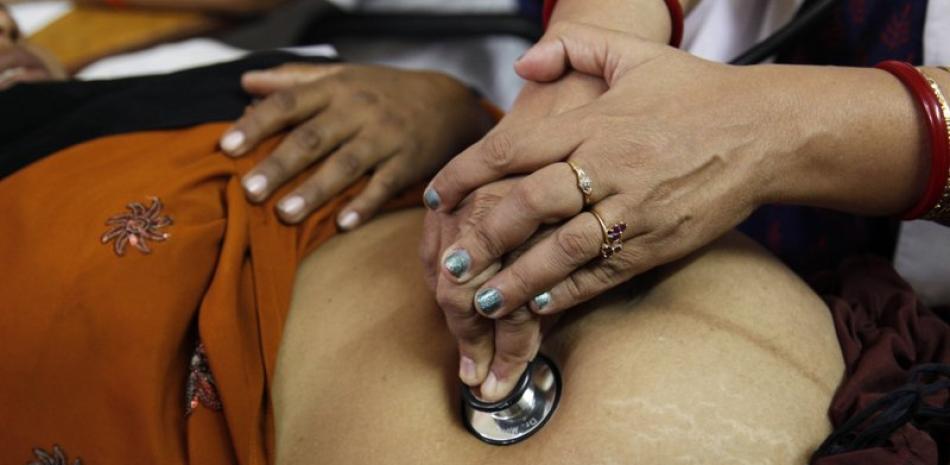 Un médico examina a una embarazada en el hospital de la mujer en el distrito de Allahabad, estado de Uttar Pradesh, el más poblado de la India. Foto: AP/Rajesh Kumar Singh.