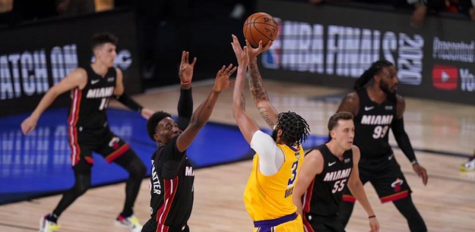 El alero de Los Angeles Lakers Anthony Davis hace una canasta.
