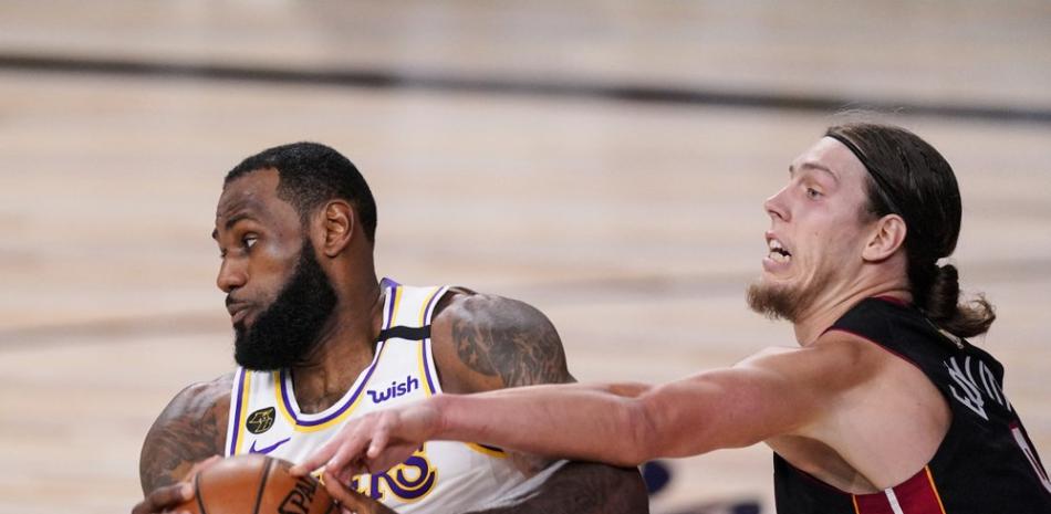 LeBron James (23) de Los Angeles Lakers y Kelly Olynyk (9) de Miami Heat luchan por el control del balón durante el tercer partido de estas finales.