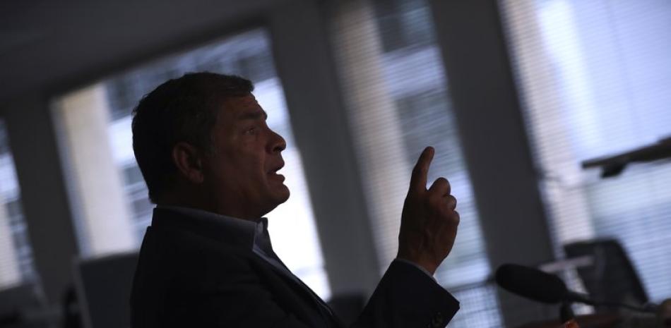 El expresidente de Ecuador, Rafael Correa, habla durante una entrevista con The Associated Press en Bruselas, el viernes 11 de septiembre de 2020. (AP Foto/Francisco Seco)