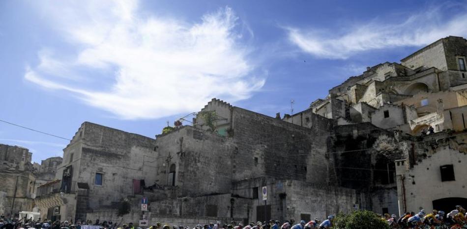 El pelotón recorre las calles de Matera al inicio de la séptima etapa del Giro de Italia, de Matera a Brindisi, en el sur de este viernes.