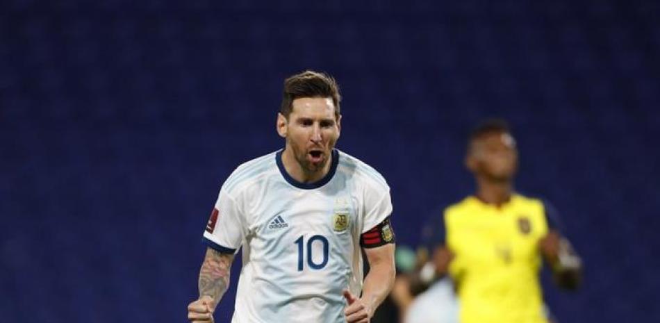 El delantero argentino Lionel Messi tras anotar el primer gol de su equipo en el partido contra Ecuador por las eliminatorias del Mundial, en Buenos Aires. (Agustín Marcarián/Pool vía AP)