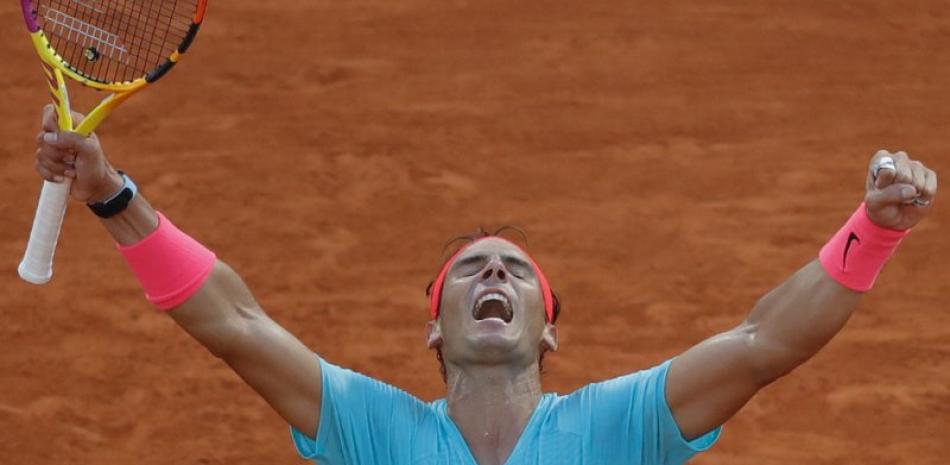El español Rafael Nadal festeja su victoria sobre el argentino Diego Schwartzman en tres sets en las semifinales del Abierto de Francia, en París, Francia, el viernes.