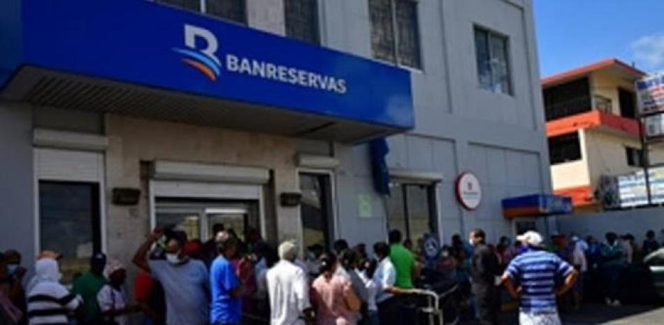 El Ministerio de Salud Pública ha alertado nueva vez a los bancos sobre el caso de la formación de filas.
