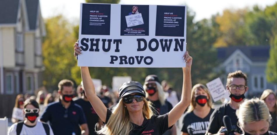 Paris Hilton encabeza una protesta el viernes 9 de octubre de 2020, en Provo, Utah. (AP Foto/Rick Bowmer)