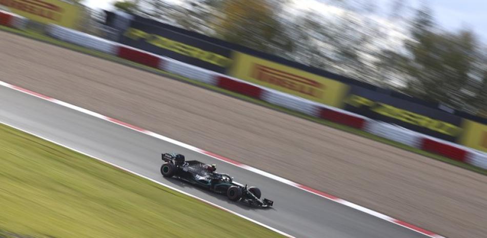 Valtteri Bottas conduce su Mercedes durante la clasificación del Gran Premio de Eifel en el autódromo de Nuerburgring en Nuerburg, Alemania.