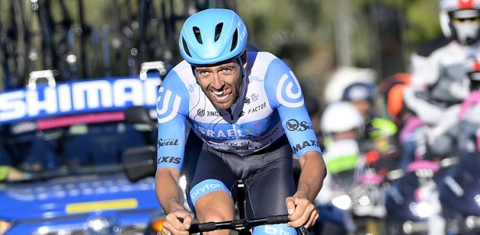 Alex Dowsett pedalea para ganar la octava etapa del Giro de Italia en Vieste, este sábado.