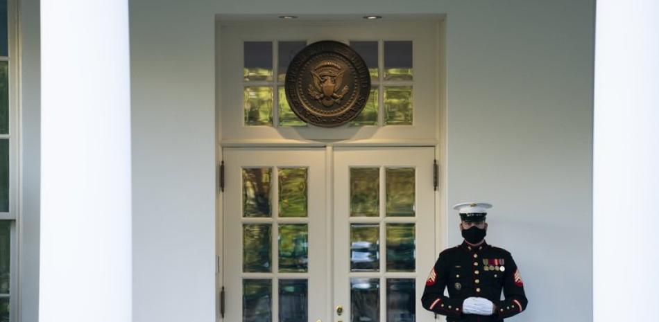 Un infante de Marina monta guardia afuera del Ala Oeste de la Casa Blanca, lo que significa que el presidente se encuentra en la Oficina Oval, el jueves 8 de octubre de 2020, en Washington. (AP Foto/Evan Vucci)