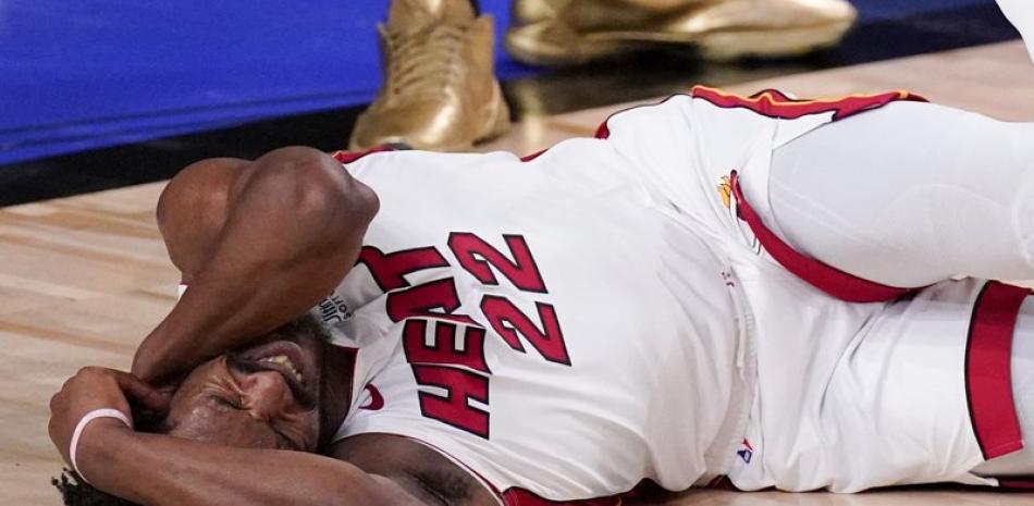 El alero del Miami Heat Jimmy Butler hace una mueca después de recibir una falta durante la segunda mitad del Juego 5 de las Finales de la NBA de baloncesto contra los Lakers de Los Ángeles este viernes.