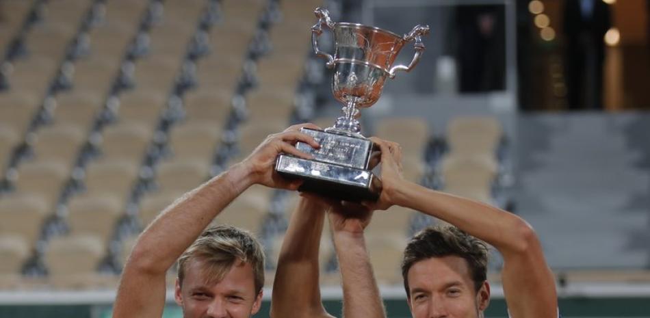 Los alemanes Kevin Krawietz (izquierda) y Andres Mies con el trofeo de campeones de dobles del Abierto de Francia tras vencer en la final al croata Mate Pavic y al brasileño Bruno Soares.