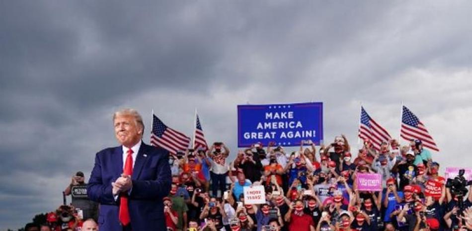 En esta foto de archivo tomada el 8 de septiembre de 2020, el presidente de Estados Unidos, Donald Trump, llega para un mitin de campaña en el Aeropuerto Regional Smith-Reynolds en Winston-Salem, Carolina del Norte. Fuente: AFP/Mandel Ngan.
