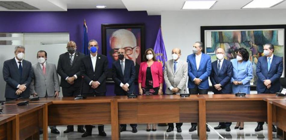 Al inicio del nuevo gobierno, el presidente Luis Abinader visitó a la dirigencia del PLD en su sede de la Casa Nacional.