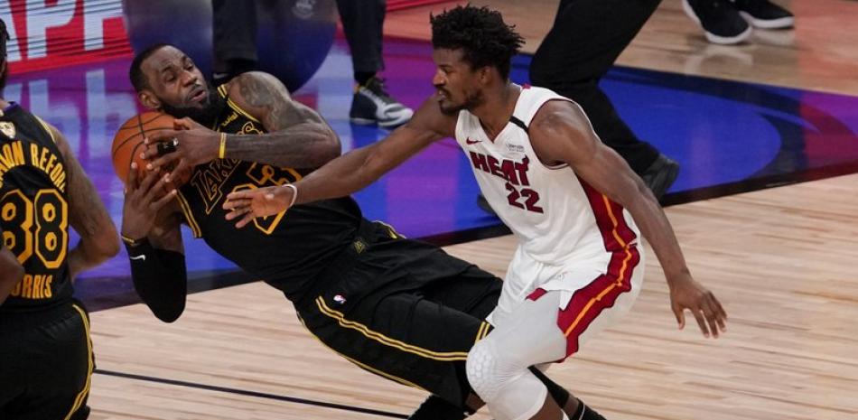 El alero de Los Angeles Lakers, LeBron James, se recupera del alero de los Miami Heat Jimmy Butler durante la segunda mitad del Juego 5 de las Finales de la NBA este viernes.
