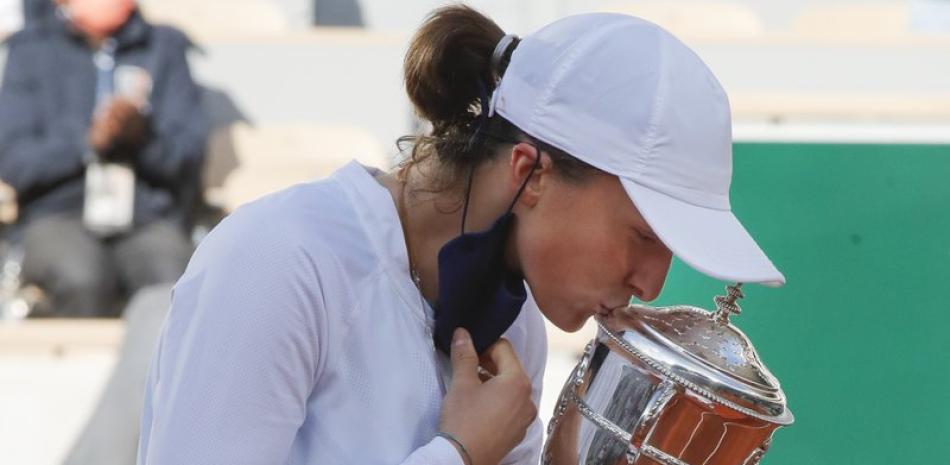 La polaca Iga Swiatek besa el trofeo después de ganar el partido final del torneo de tenis Abierto de Francia contra la estadounidense Sofia Kenin en dos sets 6-4, 6-1, en el estadio de Roland Garros en París, Francia.