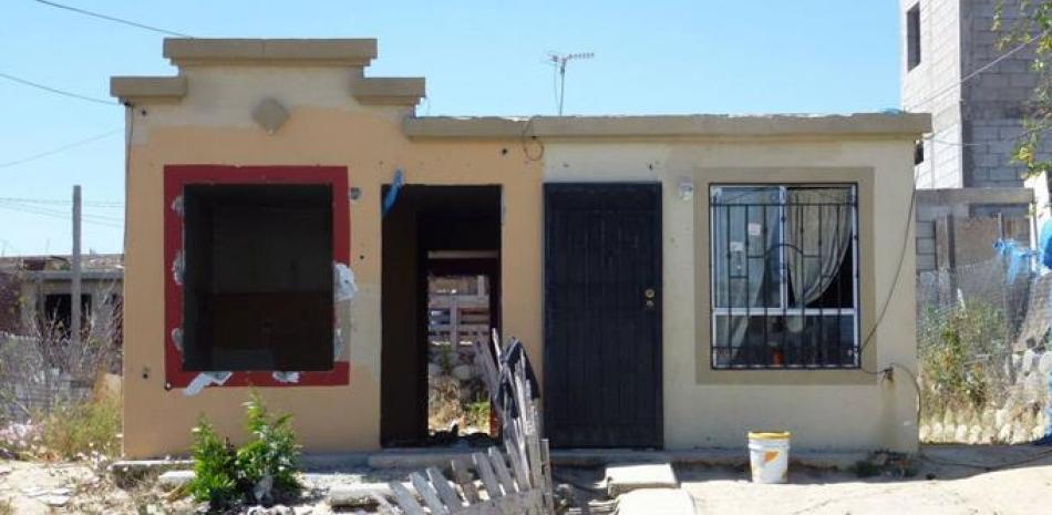 Vivienda abandonada y vandalizada en un conjunto de habitacional en la periferia de Tijuana, en México. CATHERINE PAQUETTE