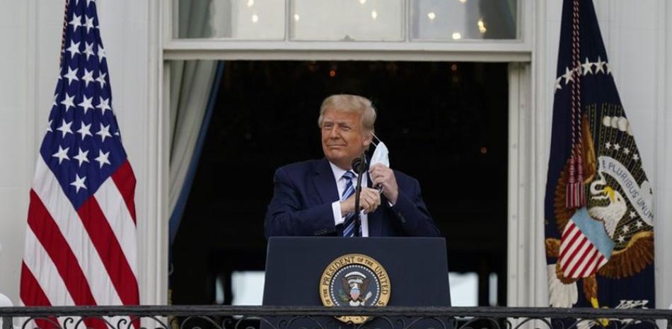 Donald Trump se retira la mascarilla para dar un discurso el sábado en la Casa Blanca. AP