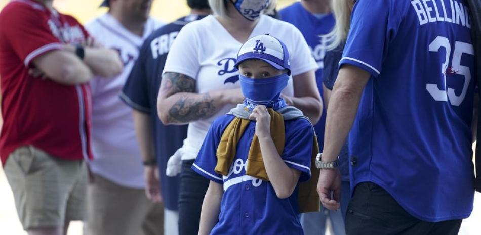 Los fanáticos llegan antes del Juego 1 de una Serie de Campeonato de la Liga Nacional de béisbol entre los Dodgers de Los Ángeles y los Bravos de Atlanta este lunes.