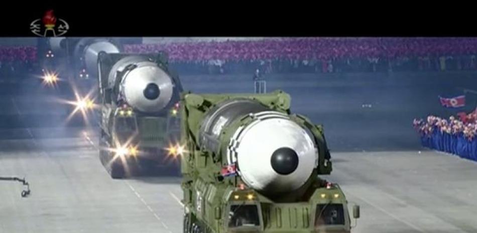 Esta imagen tomada de un video emitido por la televisora norcoreana KRT muestra un desfile militar con lo que parece un posible misil nuevo de combustible sólido, en la plaza Kim Il Sung en Pyongyang, el sábado 10 de octubre de 2020. (KRT via AP)
