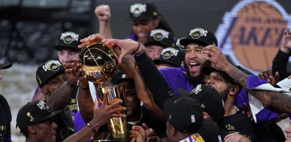Los jugadores de Los Angeles Lakers celebran después de que los Lakers derrotaron al Heat de Miami 106-93 en el Juego 6 de las Finales de la NBA.