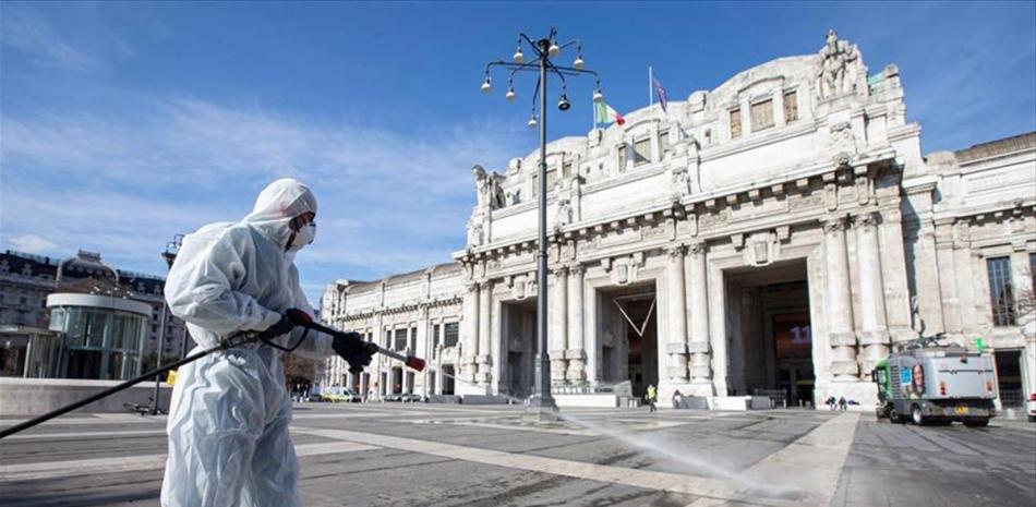 Persona limpiando las calles de Roma, Italia. / EFE