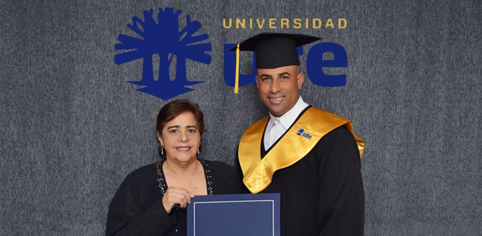 Miguel Batista junto a su madre, Dominga Aurora Jerez en la fecha en que el exlanzador se graduó como Licenciado en Derecho en la Universidad de la Tercera Edad.