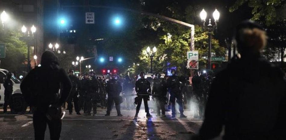 Agentes de la policía de Portland bloquean las calles durante una manifestación frente al Tribunal Federal Mark O Hatfield. Foto: AP/Allison Dinner.