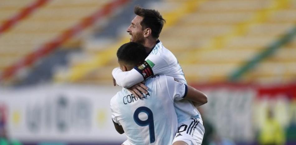 Lionel Messi celebra sobre su compañero Joaquín Correa su gol para la victoria 2-1 ante Bolivia en el partido por las eliminatorias de la Copa Mundial, ayer en La Paz, Bolivia. (AP Foto/Juan Karita)