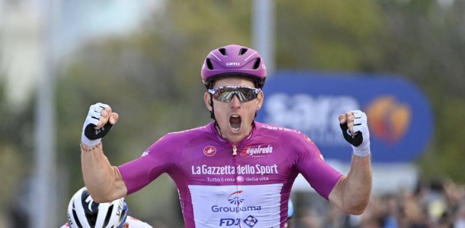 El francés Arnaud Démare celebra tras ganar la 11ma etapa del Giro de Italia, este miércoles.