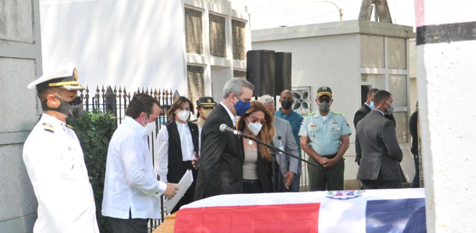 Familiares, funcionarios y amigos de Yvelisse Prats Ramírez de Pérez durante su sepelio en el Cementerio Nacional de la Máximo Gómez. /ADRIANO ROSARIO