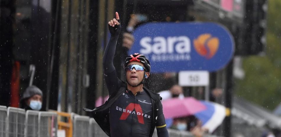 El ecuatoriano Jhonatan Narváez celebra su victoria en la 12da etapa del Giro de Italia en Cesenático, este jueves.
