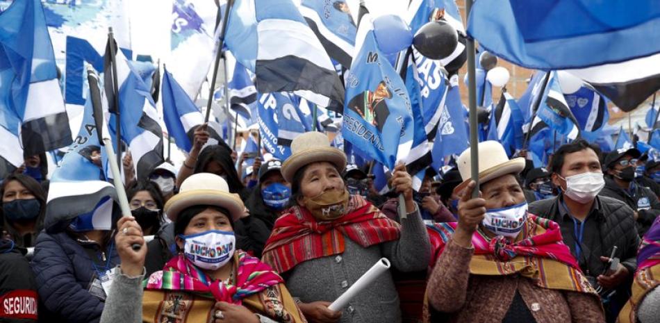 Seguidores de Luis Arce, candidato presidencial del Movimiento al Socialismo (MAS), asisten a su cierre de campaña en El Alto, Bolivia, el miércoles 14 de octubre de 2020. Las elecciones presidenciales se realizarán el 18 de octubre. (AP Foto/Juan Karita)