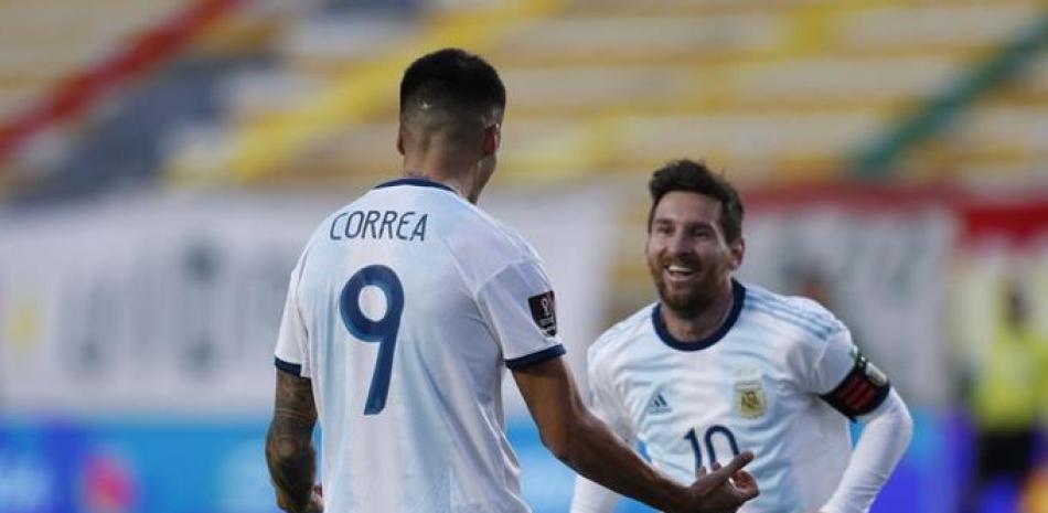El volante de Argentina Joaquín Correa celebra con su compañero Lionel Messi tras anotar el gol para la victoria 2-1 ante Bolivia en el partido por las eliminatorias de la Copa Mundial, en La Paz. (AP Foto/Juan Karita)